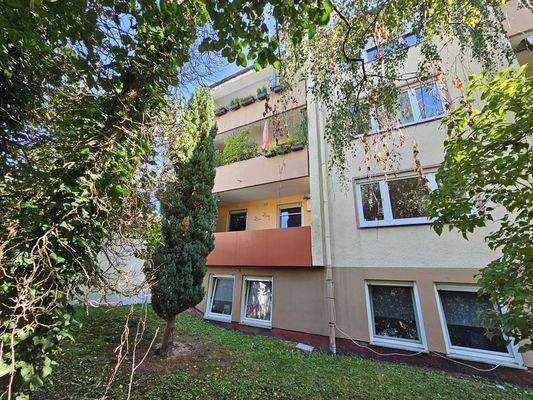 Ansicht von Westen - rote Balkonbrüstung