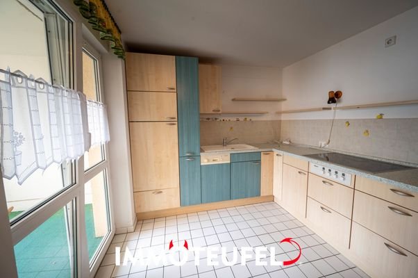 Küche mit Zugang zum Balkon