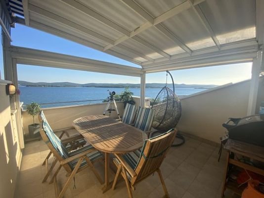 wohnung-erste-reihe-zum-meer-mit-grosser-terrasse 