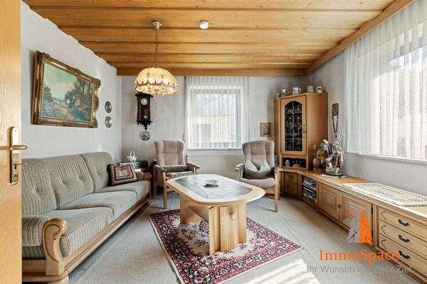 Blick in das Wohnzimmer mit XL-Fensterfront