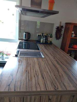 Kücheninsel mit Kochfeld und Grill