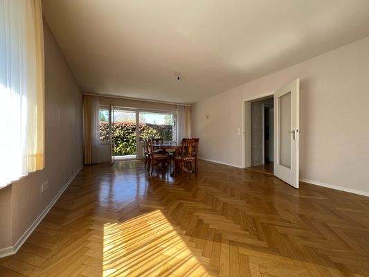 ...und das große Wohn-/Esszimmer mit...