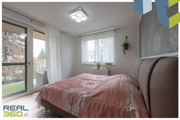 Schlafzimmer 1 mit Zugang zum Westbalkon