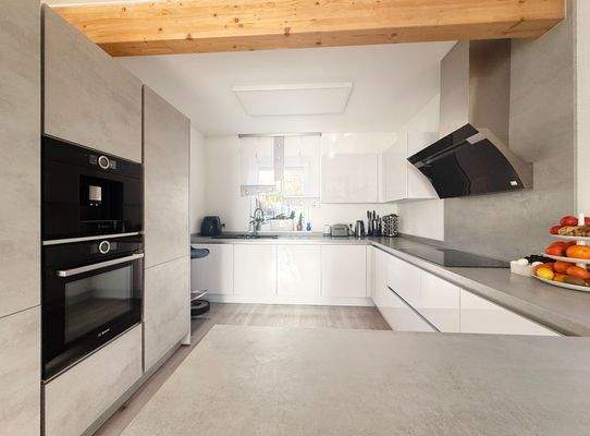 Küche mit hochwertiger EBK 
