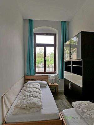 kleines Zimmer, Bett Fensterseite