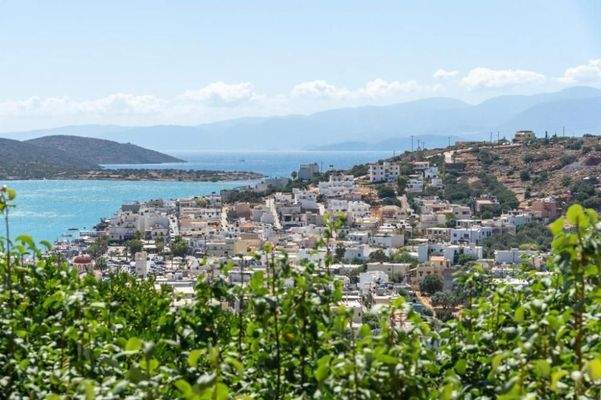 Kreta, Elounda: Charmantes Dorfhaus mit Innenhof und Terrassen mit Meerblick