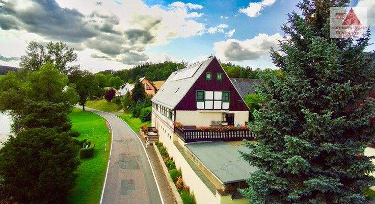 Giebelseite mit großer Terasse und Carport