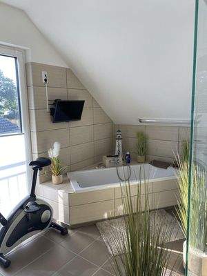 Badewanne mit Fernseher