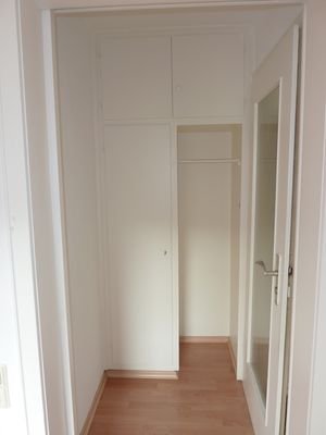 3 Eingang mit Einbauschrank.JPG