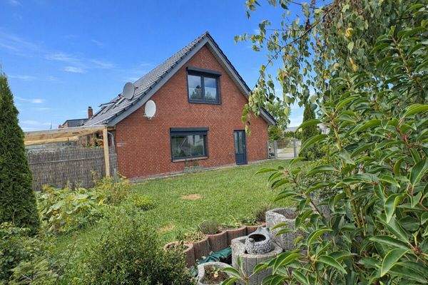 Objektansicht mit Vorgarten