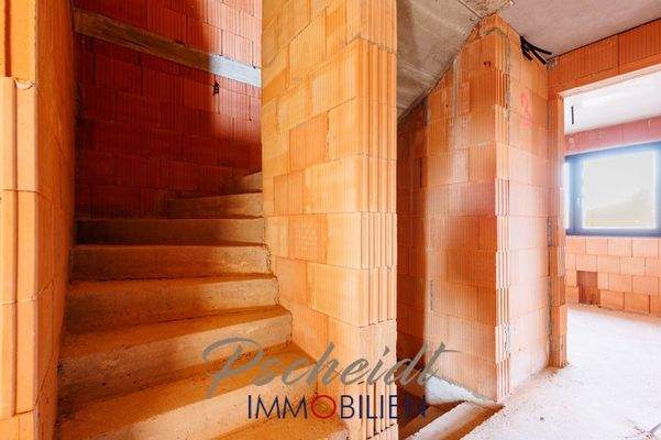 Geschosstreppe massiv Eiche verkleidet