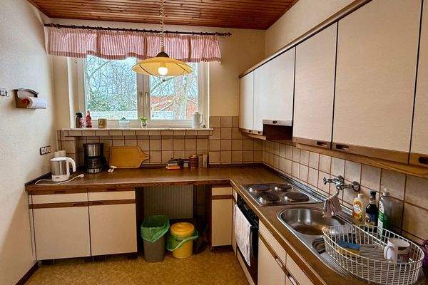 Küche mit alter Einbauküche.