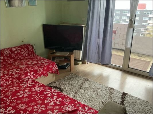 Kinderzimmer mit Zugang zum Balkon