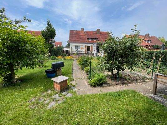 Blick vom Garten zum Haus 