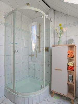 Dusche und Wäscheschrank