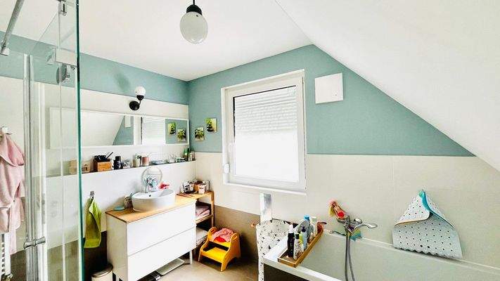 mit Dusche und Wanne