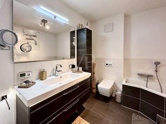 neuwertiges Bad inkl. Badewanne