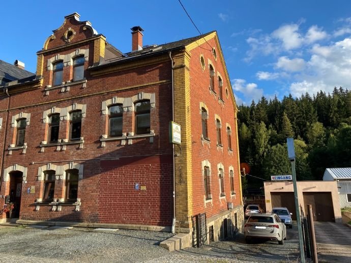 Gepflegtes Mehrfamilienwohnhaus mit Hintergebäude in idyllischer Lage