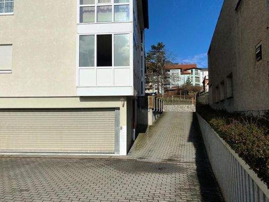 Zufahrt mit Tiefgarage