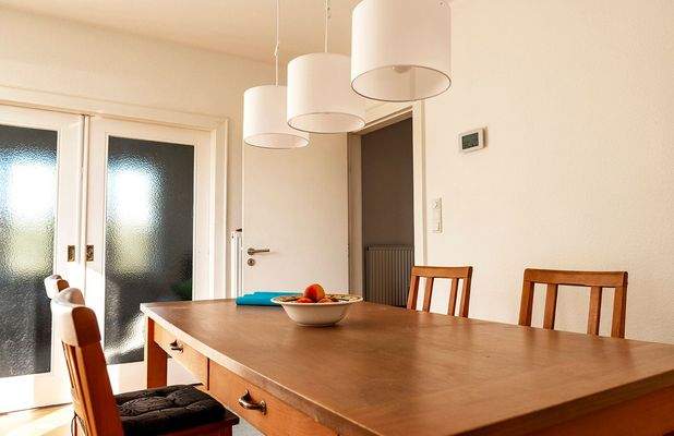 Großzügiges Esszimmer, durch Schiebetür abtrennbar