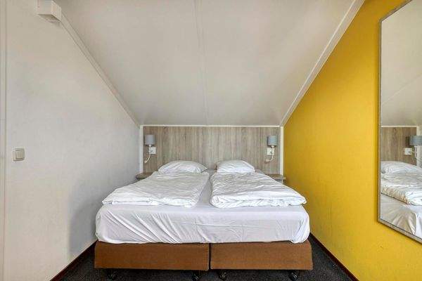 hauptschlafzimmer-kaufen-duinresort-gelbe-wand-dop