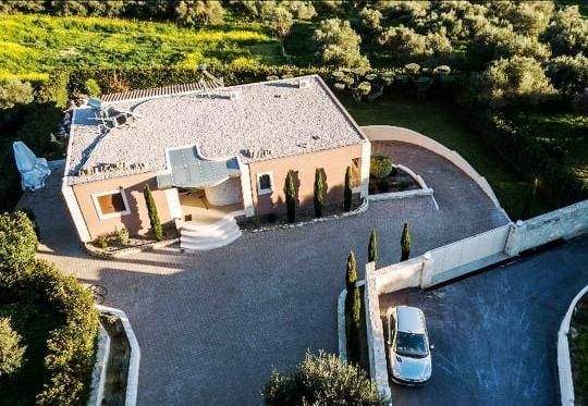 Kreta, Kalyves: Einstöckige Villa mit freiem Bergblick zu verkaufen