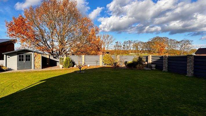 Blick von der Terrasse in den Garten