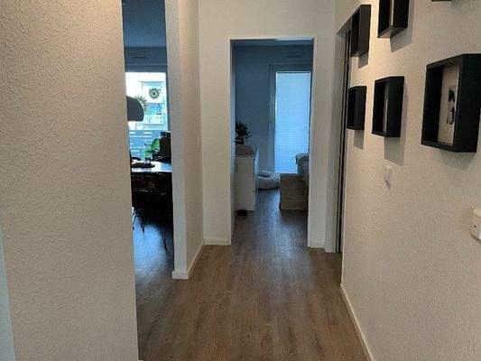 geräumiger Flur mit PVC Boden in Holzoptik, Wände rauhfaser weiß