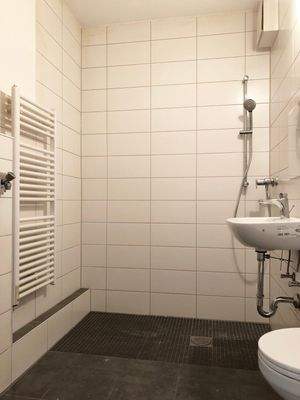 Bad mit ebenerdiger Dusche