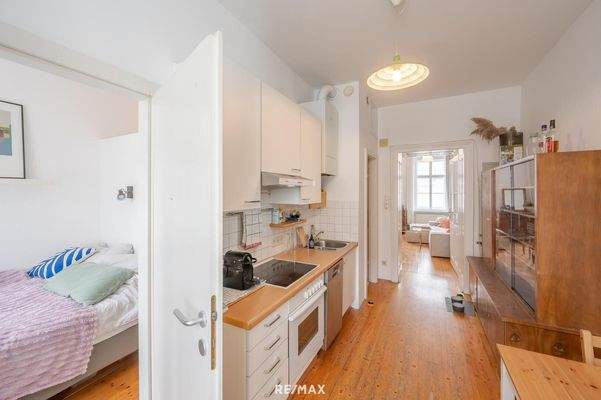 Blick in den Schlafbereich und ins Bad