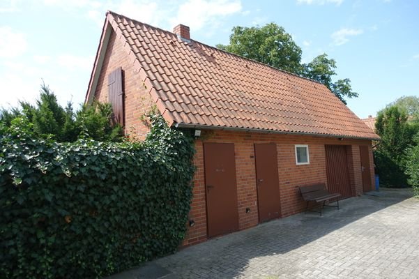 Nebengebäude mit Garage