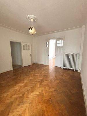 Wohnzimmer mit Verbindungstür