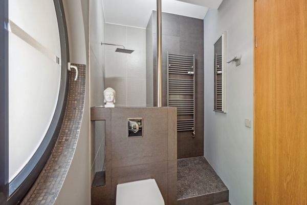 Hochwertig ausgestattetes WC – praktisch im Alltag, elegant im Design