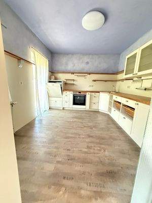 Einbauküche mit Terrassentür zum Vorgarte