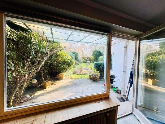 Blick auf die Terrasse und in den Garten