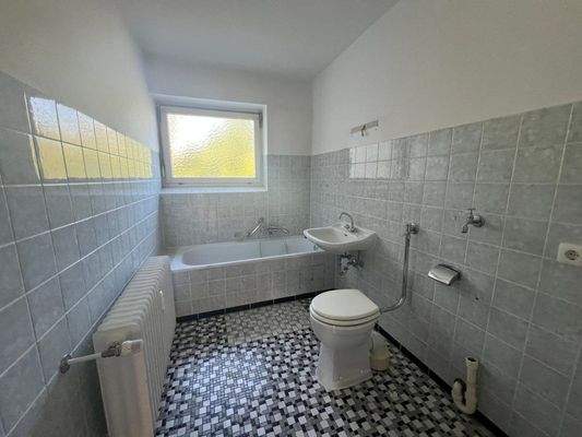 Funktionales Badezimmer mit Fliesen