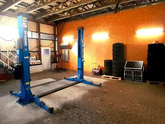 Werkstatt mit Hebebühne