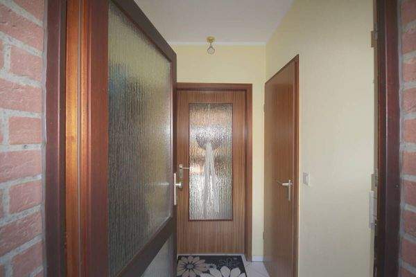 Vorflur mit Tür zum Gäste-WC inkl. Dusche