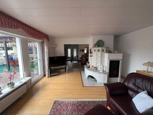 Wohnzimmer mit Blick ins Esszimmer und Diele