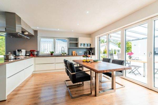 Essbereich und Terrasse
