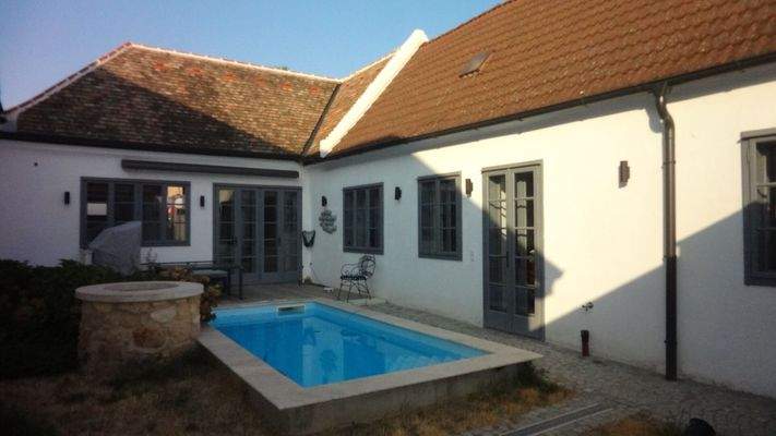 Innenhof mit Pool und Brunnen