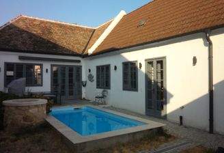 Innenhof mit Pool und Brunnen