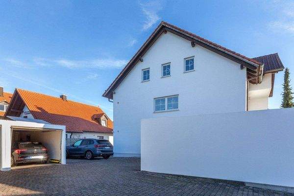 Blick auf Garage und Stellplatz