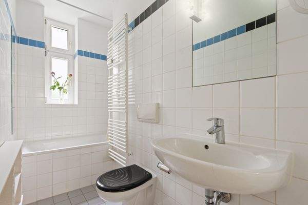 Wannenbad mit Tageslicht.