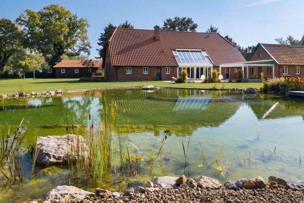 Blick auf das Landhaus und den Schwimmteich