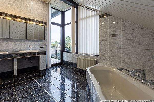 Badezimmer mit Eck-Badewanne