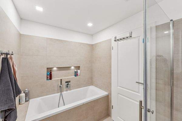 Badewanne mit Ablagefläche