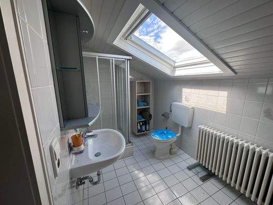 Geräumiges DG-Bad, Dusche