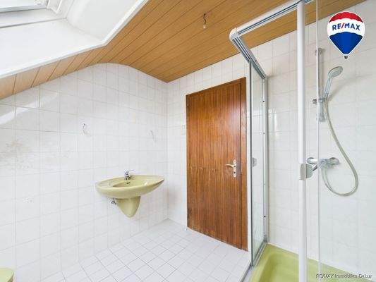 RE/MAX Immobilien DeLux Soppelhaushälfte Mettlach Schlafzimmer Bad