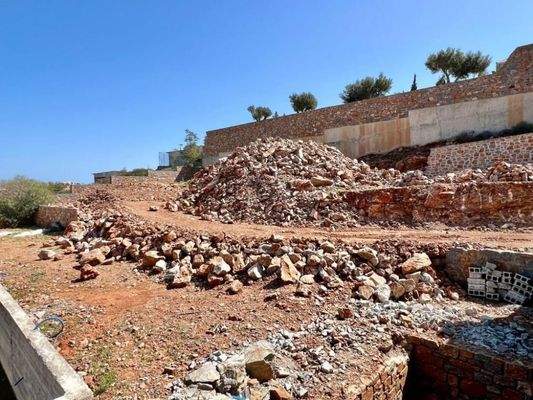 Kreta, Plaka Elounda: Unfertige Villa mit Pool und Meerblick